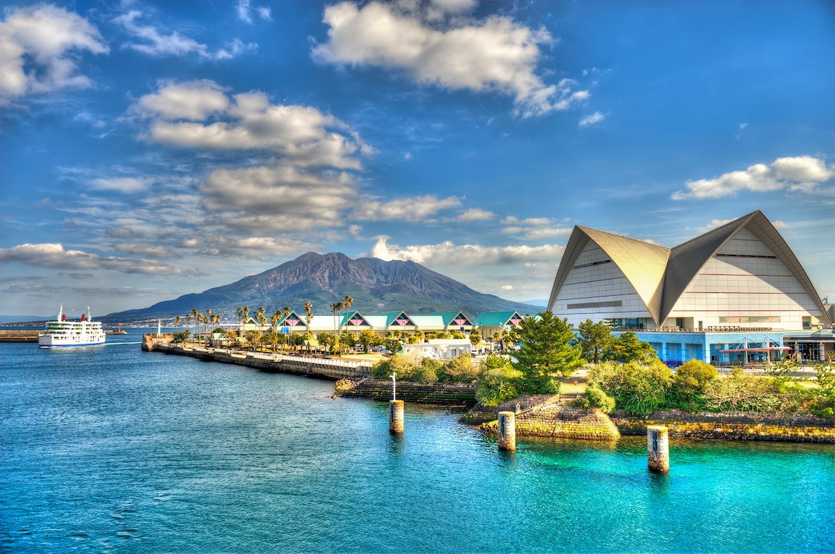 桜島をバックにした鹿児島市立水族館