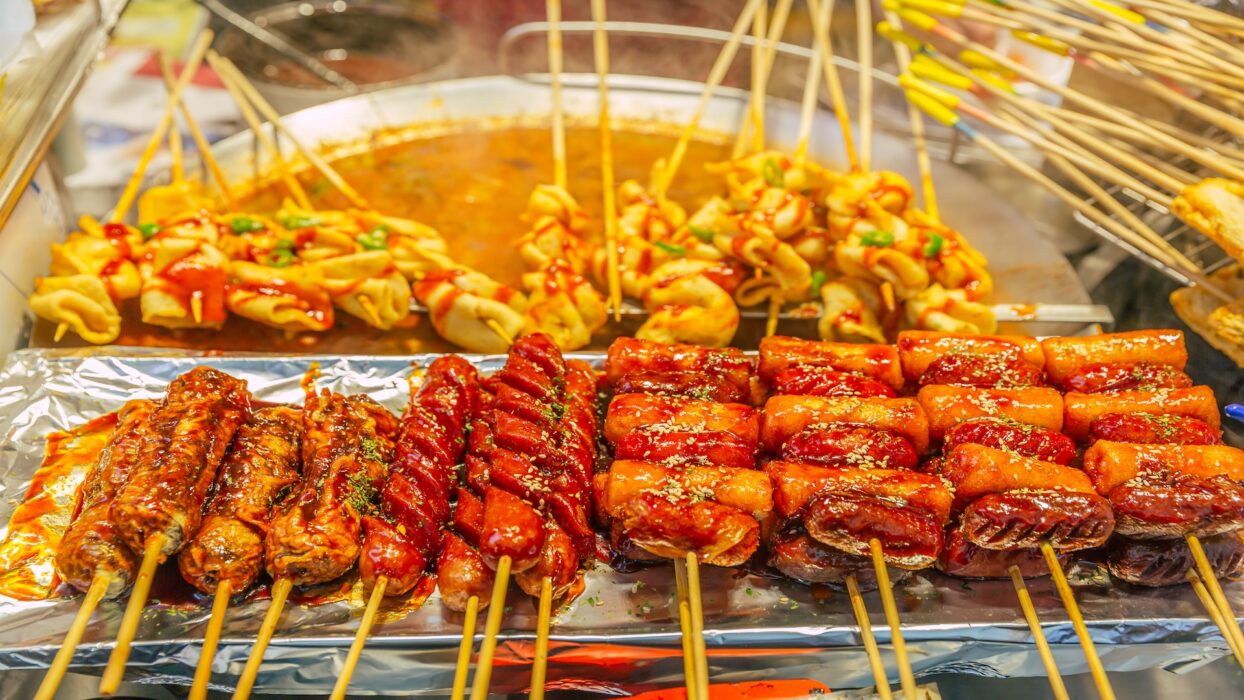 Unveiling the Gems of Guangzang Market: A Traveler’s Guide to Seoul’s Culinary and Cultural Heart background image