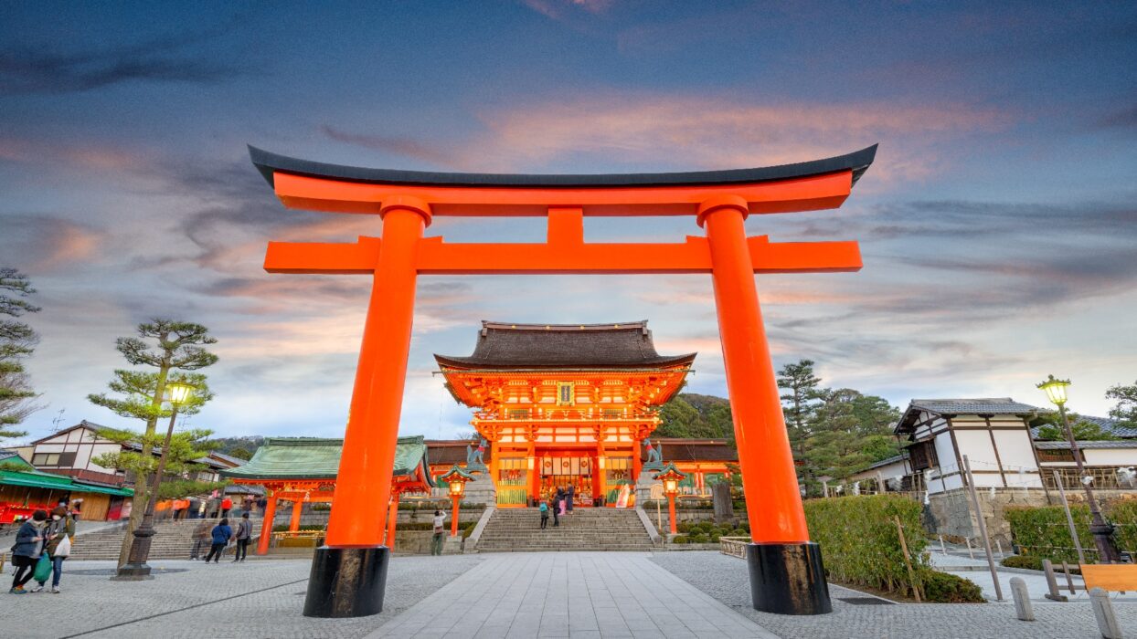 探索神秘伏見稻荷神社:京都標誌性景點的完整旅遊指南 background image