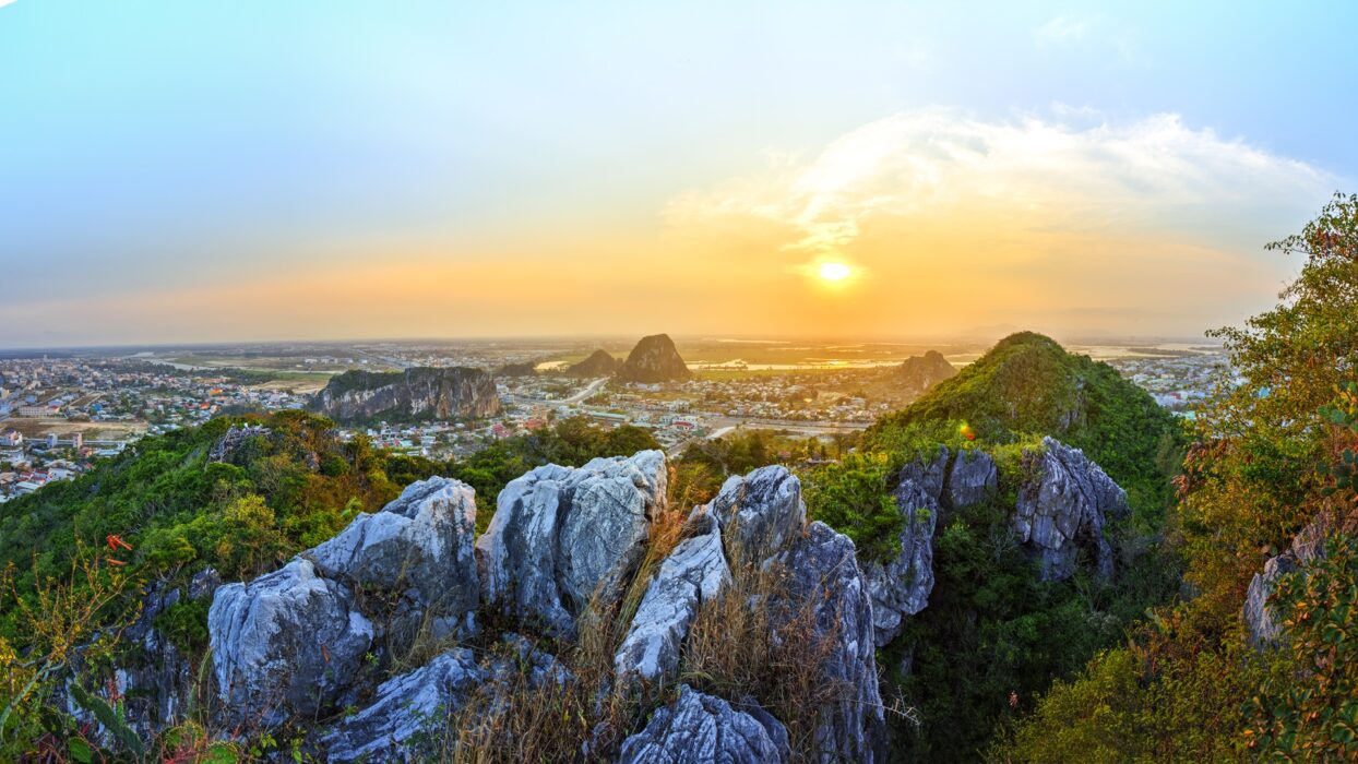 探索峴港幸運山:您的隱藏寶石和冒險終極旅行指南 background image