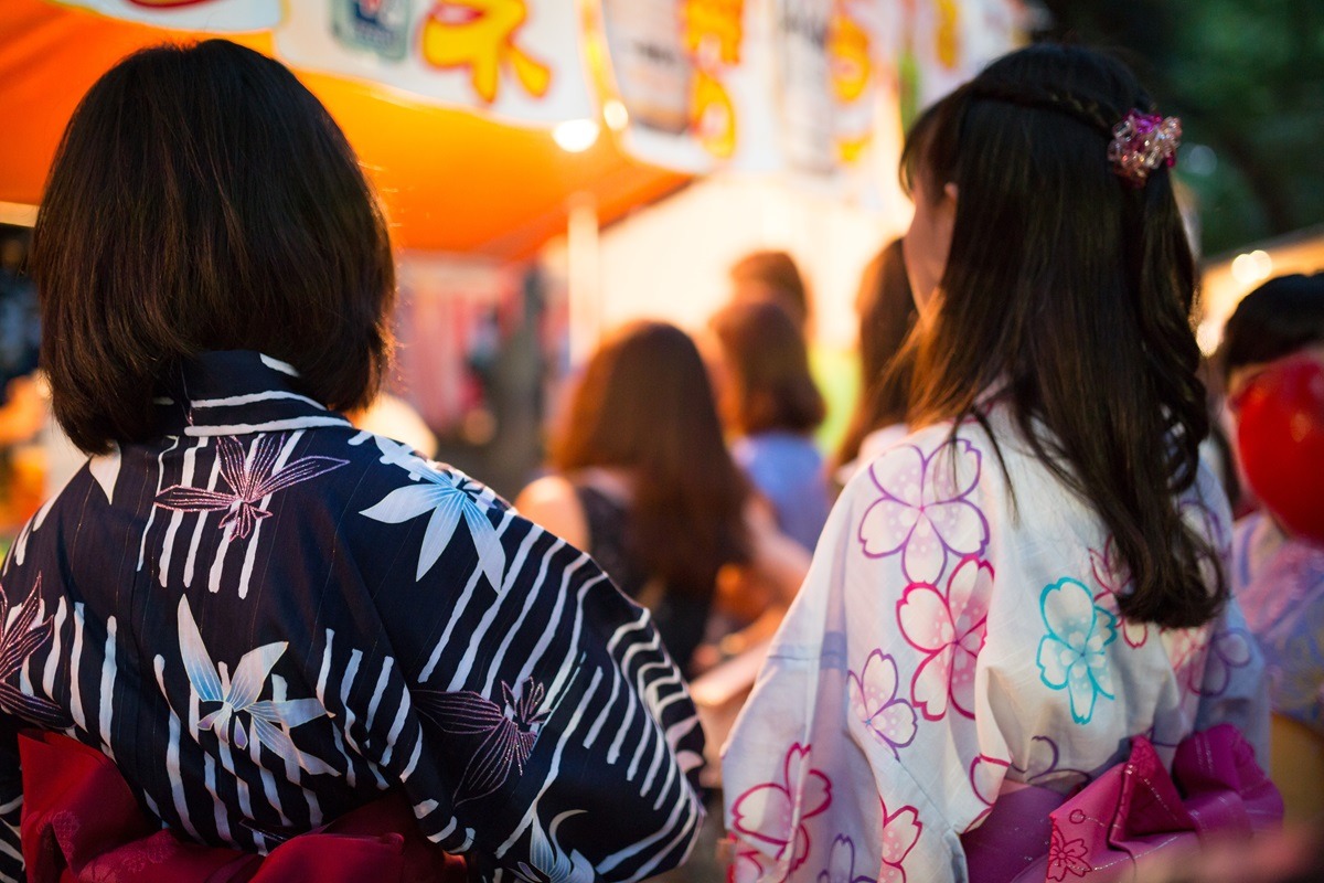 夏日庆典中身着浴衣的日本女性 夏日庆典中身着浴衣的日本女性