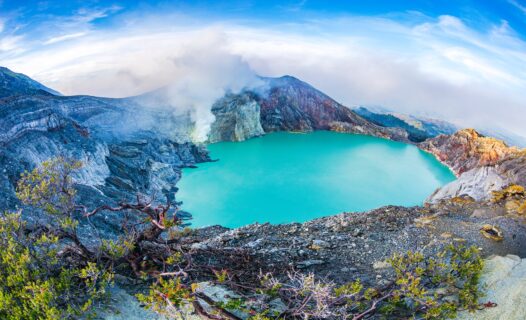探索印度尼西亚卡瓦伊真火山：迷人的蓝色火焰和绿松石火山口之旅
