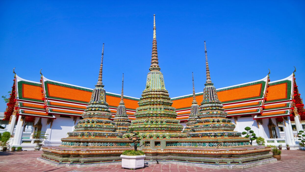 探索卧佛寺:曼谷卧佛寺综合指南 background image