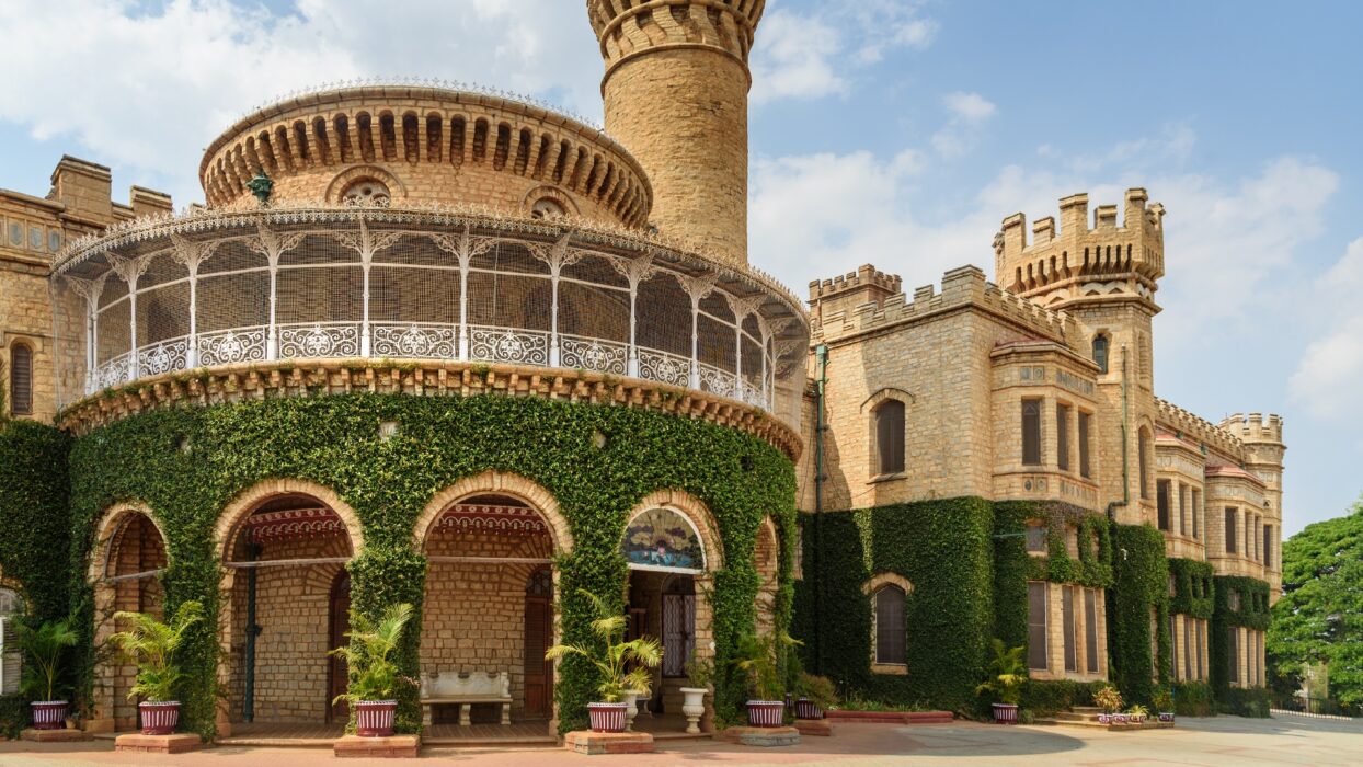 Best Places to Visit in Bangalore for a Luxurious Trip background image