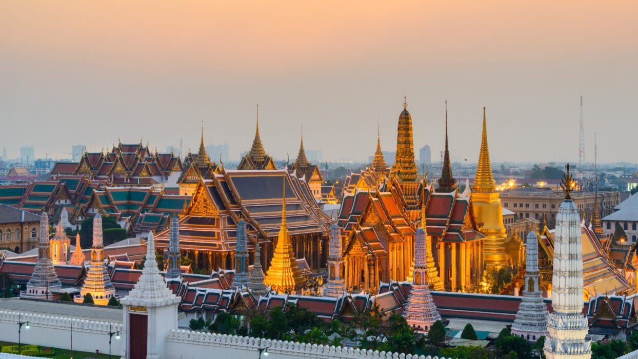 Menjelajahi Jantung Sejarah Bangkok: Panduan Lengkap ke Pulau Rattanakosin background image