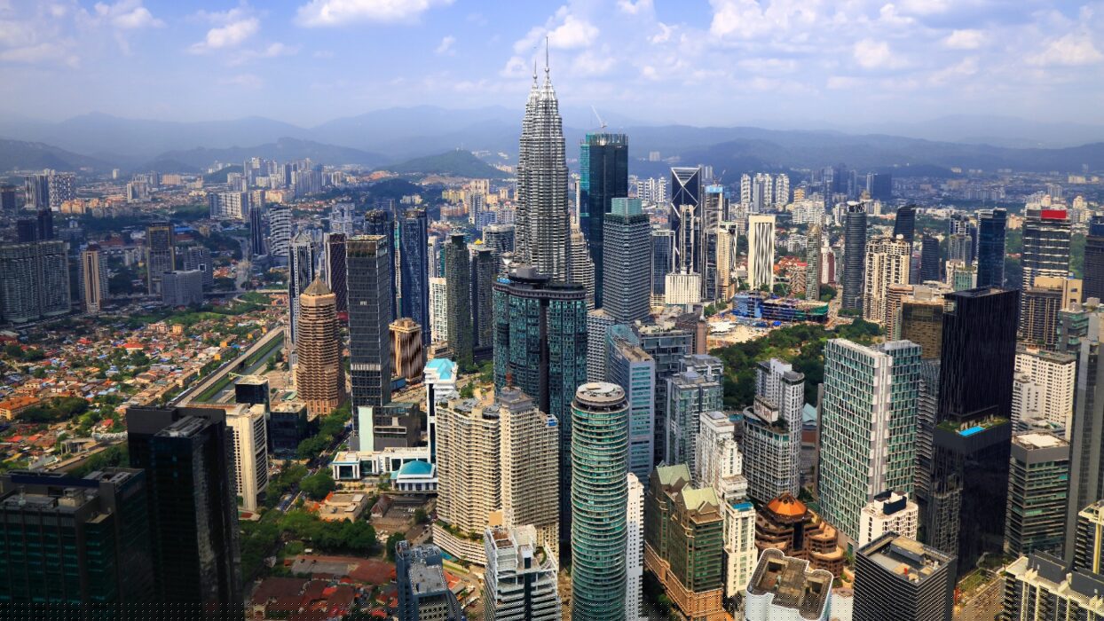 The Ultimate Guide to the Best Hotels in Malaysia: Luxurious Stays, Cozy Retreats, and Budget-Friendly Options background image