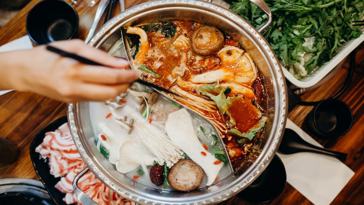 การเดินทางแห่งการรับประทานอาหารผ่านเมืองยอซูซี: ร้านอาหารยอดนิยมที่ต้องลองชิมและอาหารท้องถิ่น background image