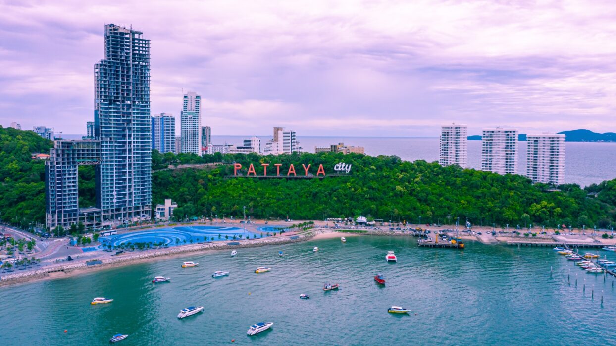 แนะนำที่พักพัทยา ตั้งแต่รีสอร์ทหรูไปจนถึงที่พักราคาประหยัด background image