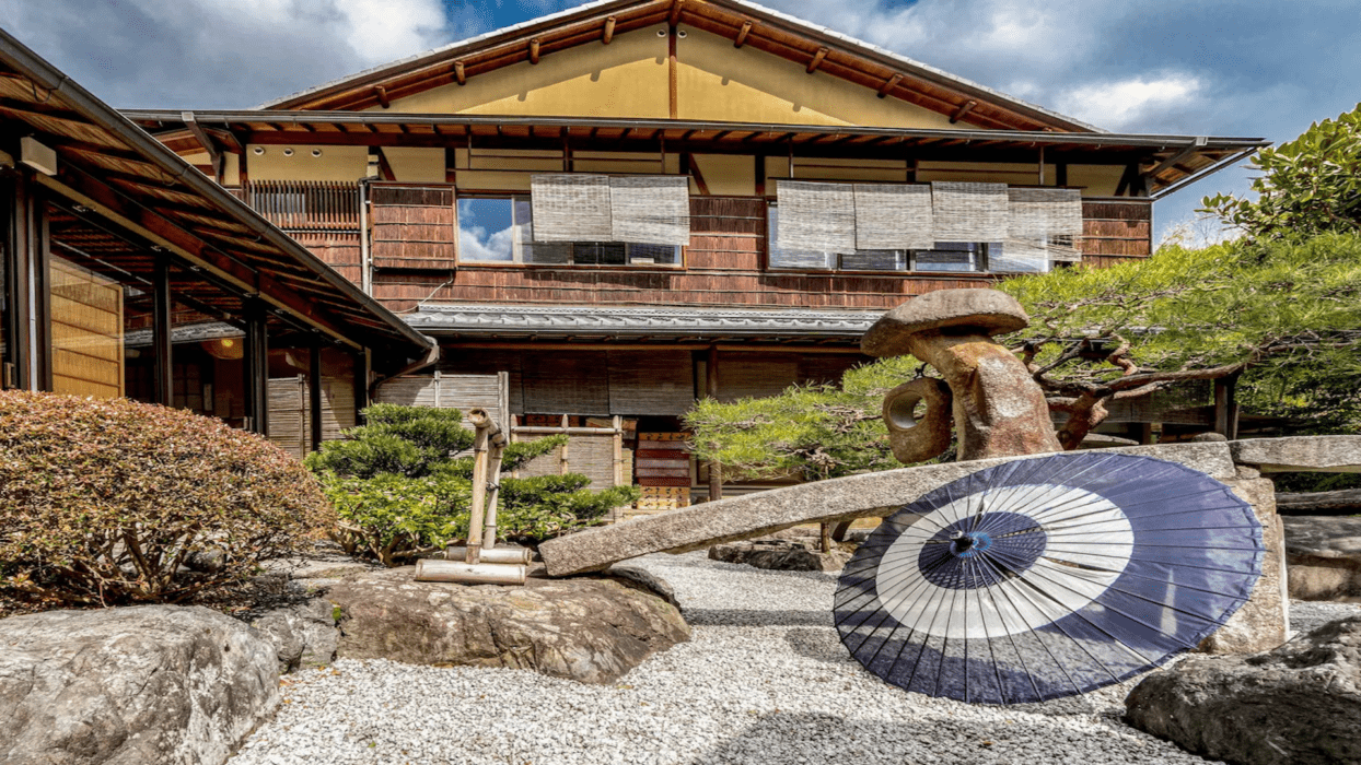 À la découverte du meilleur Ryokan de Kyoto : Magie tranquille des auberges traditionnelles du Japon background image
