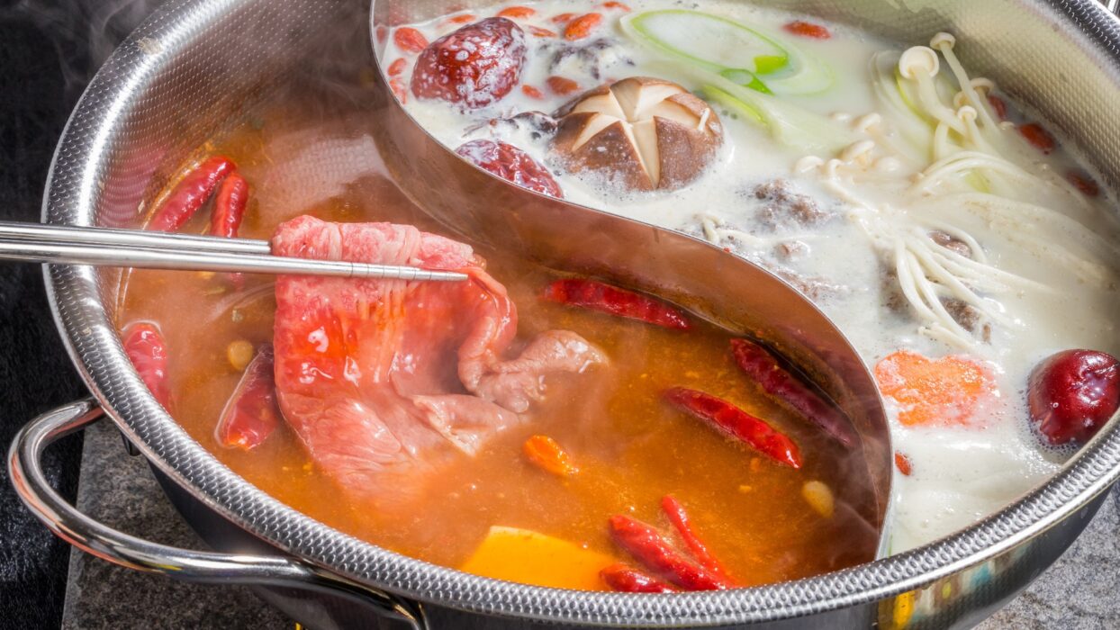 최고의 타이중 훠궈를 맛보세요: 타이중의 김이 모락모락 피어나는 풍미 가득한 여행 background image