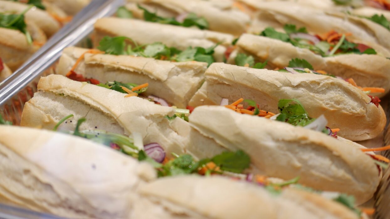 游览河内最好吃的 Banh Mi:越南标志性街头美食的美味之旅 background image