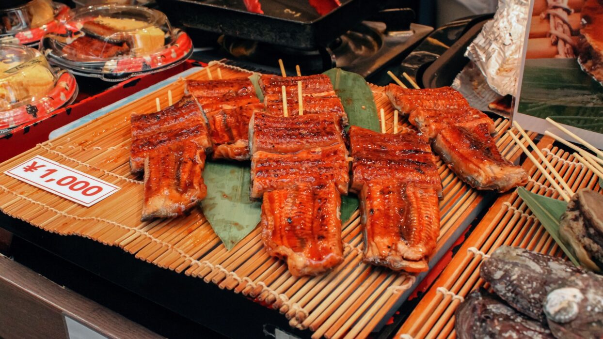 探索大阪的美食奇迹:黑门市场终极美食指南 background image