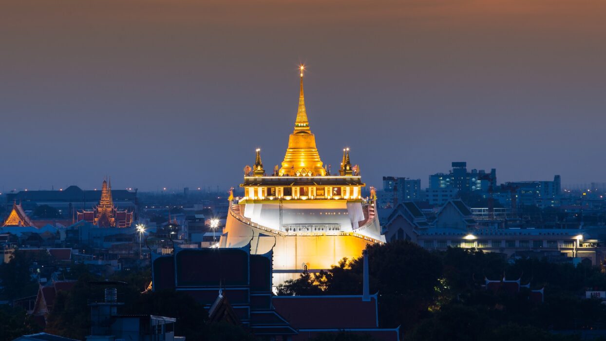 สำรวจวัดอันสง่างามของกรุงเทพฯ: การเดินทางผ่านวัฒนธรรมและประวัติศาสตร์ background image