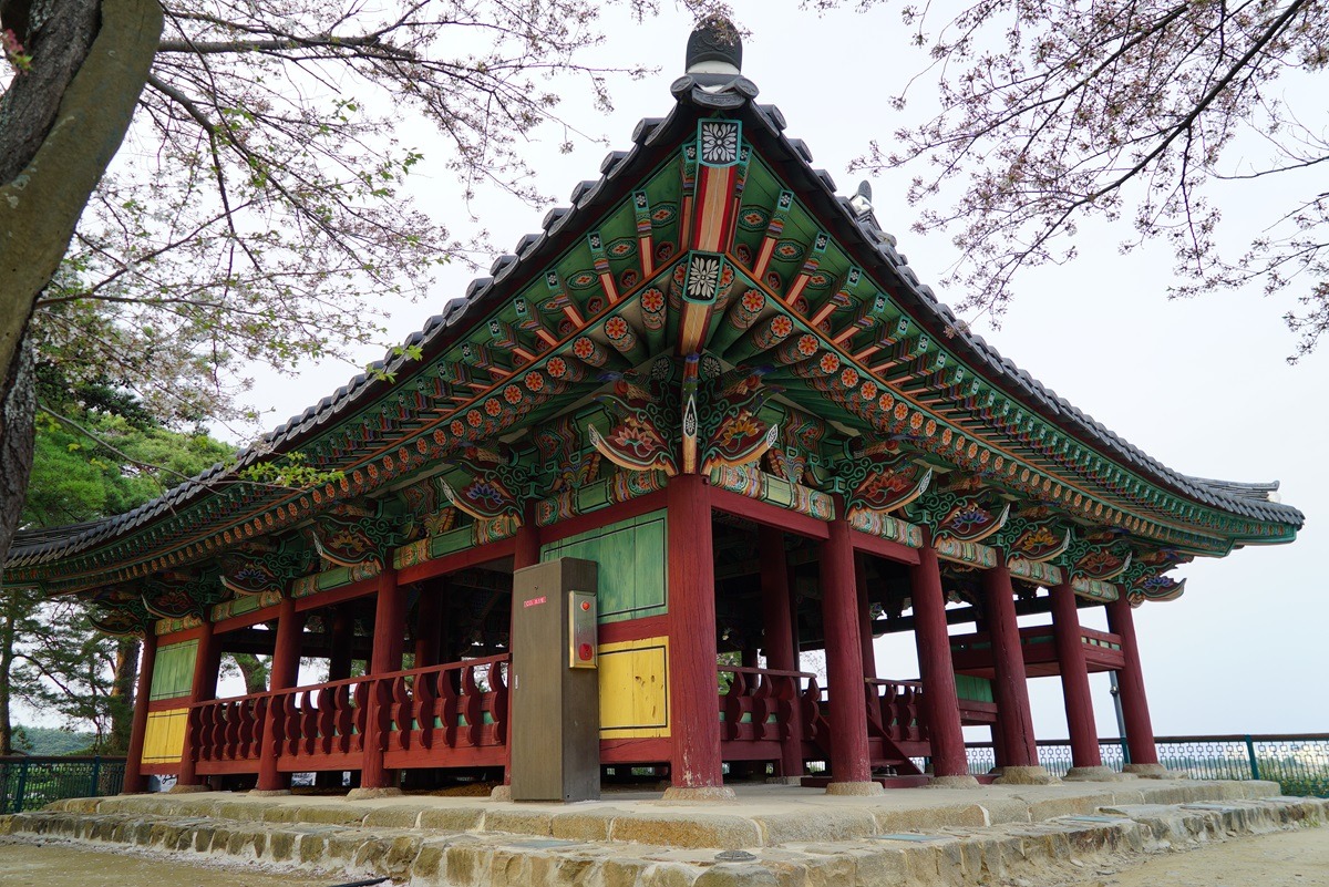 Gyeongpodae Pavilion in Gangneung-si, South Korea Gyeongpodae Pavilion in Gangneung-si, South Korea