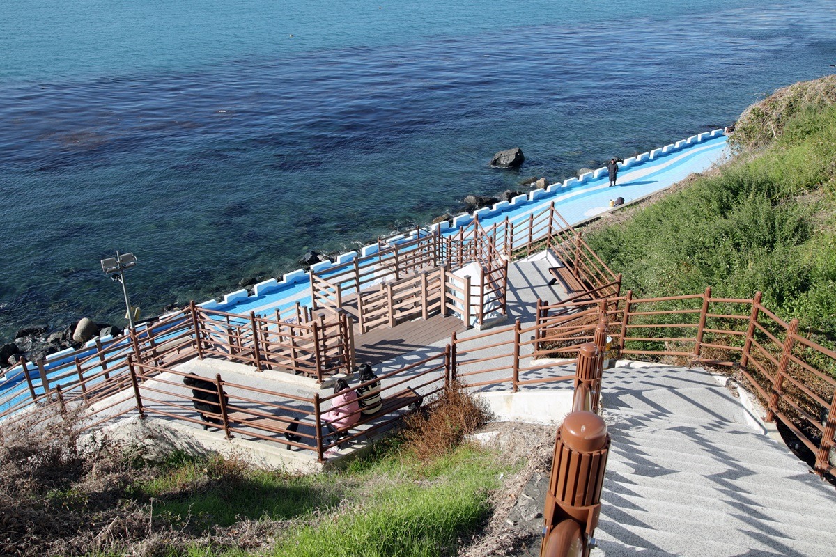 Jalan-jalan di Pesisir Pantai Jeoryeong di Desa Budaya Huinnyeoul di Busan, Korea Selatan Jalan-jalan di Pesisir Pantai Jeoryeong di Desa Budaya Huinnyeoul di Busan, Korea Selatan