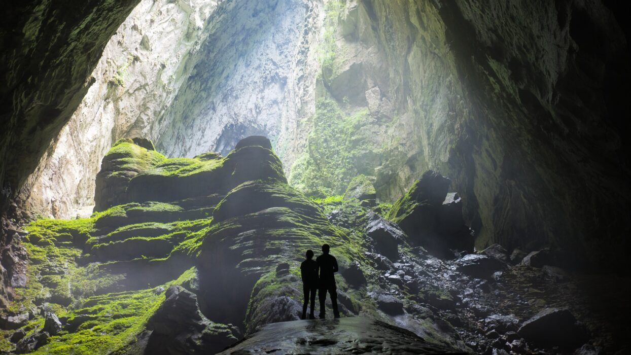 Erforschung der Geheimnisse der Son Doong-Höhle: Das ultimative Abenteuer in Vietnam background image