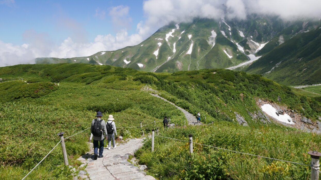 Peluk Puncak: Panduan Komprehensif untuk Meraikan Hari Gunung 2024 di Jepun background image