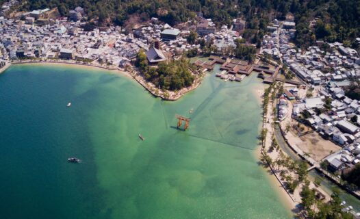Erkundung des majestätischen Itsukushima-Schreins: Ein Tor zu Hiroshimas zeitloser Schönheit