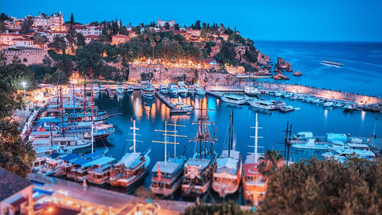 Entdecken Sie den Zauber von Antalya: Ihr ultimativer Führer zum Nachtleben am Meer background image