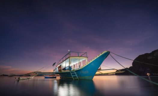 夜幕降临后体验巴拉望岛的神奇魅力:夜生活探险指南