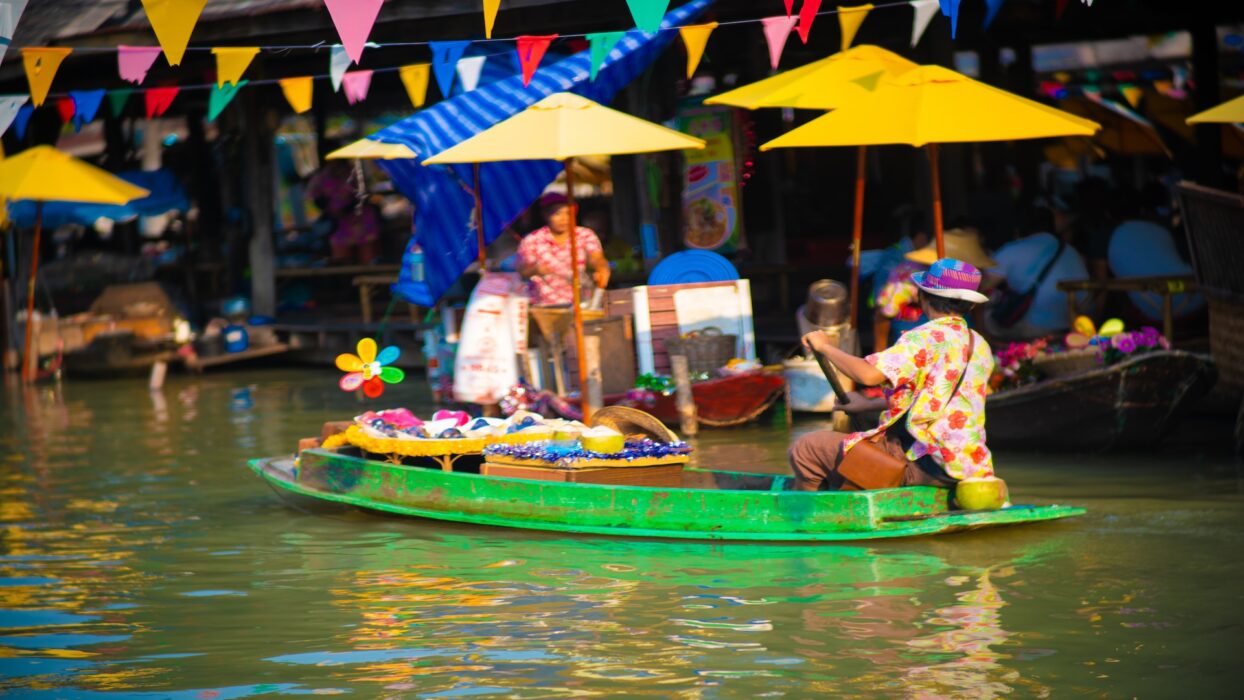 Khám phá nét quyến rũ sống động của Chợ nổi bốn miền Pattaya background image