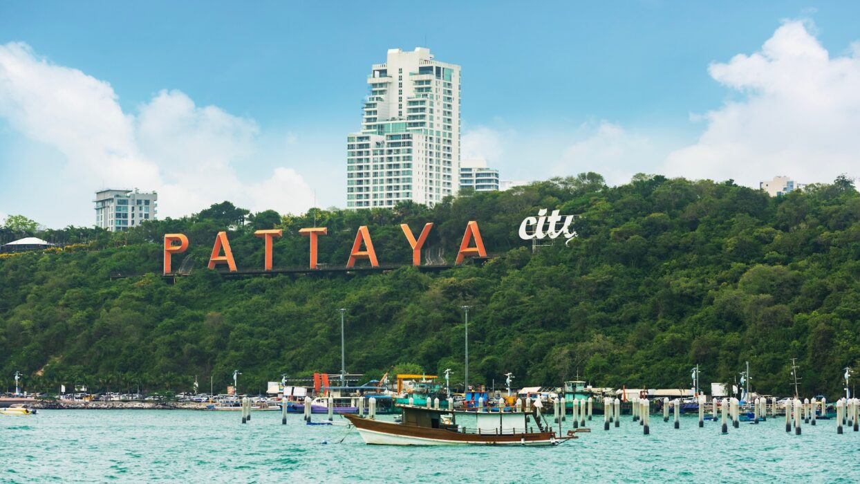 เมอเวนพิค พัทยา: เผยโฉมความสง่างามและความหรูหราริมทะเลในพัทยา background image