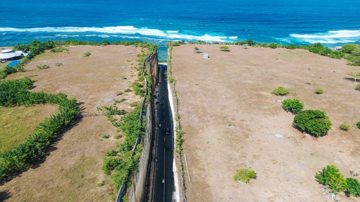 Jelajahi Pantai Tanah Barak: Panduan Utama Menuju Permata Tersembunyi di Bali background image