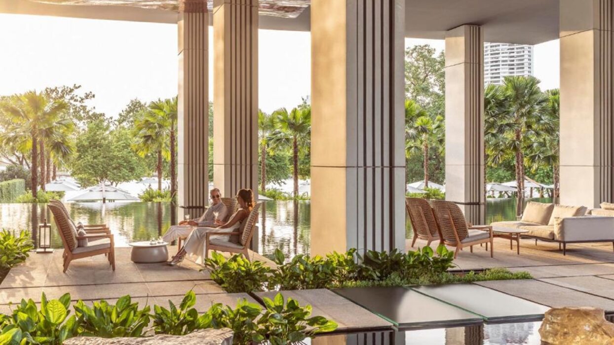 Unwind in Ultimate Luxury at the Four Seasons Hotel Bangkok: A Complete Travel Guide background image