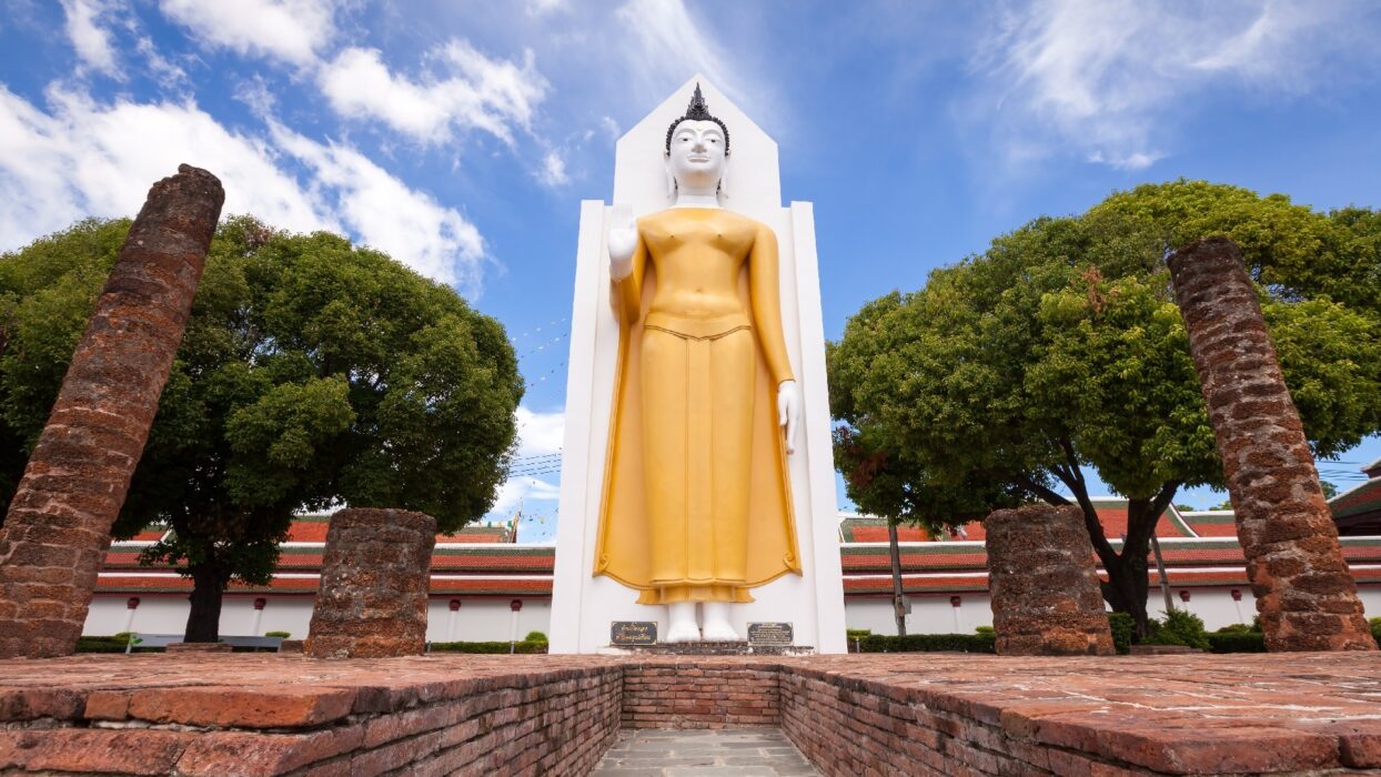 游览斯里拉塔那大寺(Wat Phra Sri Rattana Mahathat Woramahawihan):披萨努洛文化遗产的瑰宝 background image