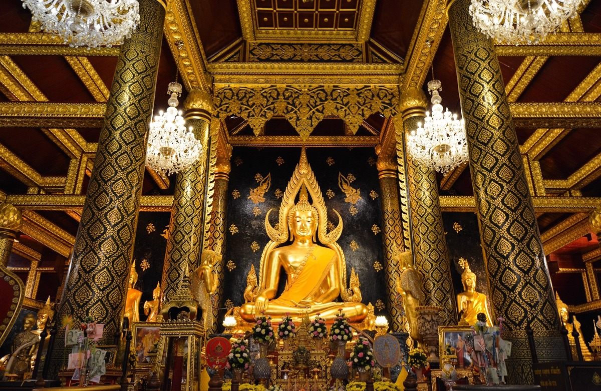 Phra Phuttha Chinnarat,位于泰国彭世洛府(Phra Sri Rattana Mahathat Woramahawihan)。 Phra Phuttha Chinnarat,位于泰国彭世洛府(Phra Sri Rattana Mahathat Woramahawihan)。