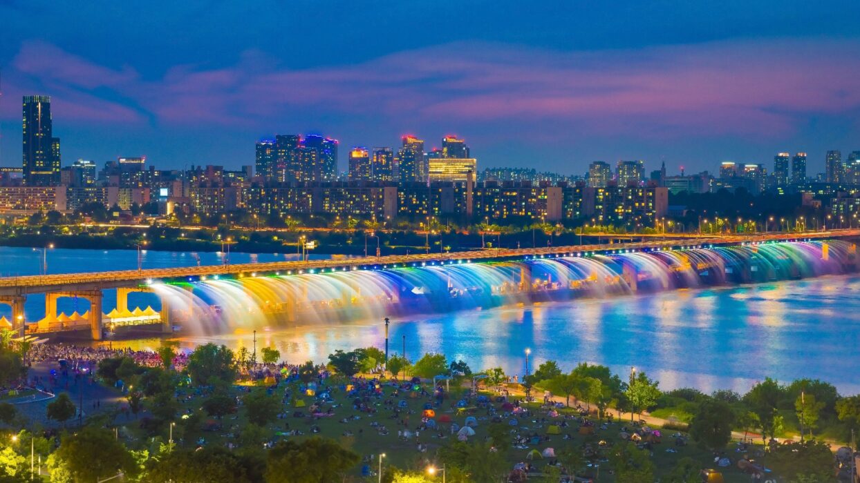 An Illuminating Journey: Discovering the Magic of Banpo Bridge in Seoul background image