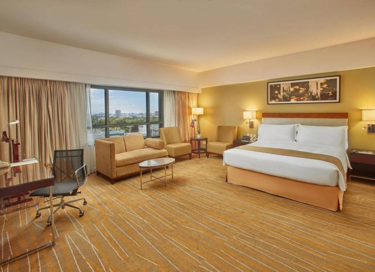 Holiday Inn & Suites Makati Holiday Inn & Suites Makati