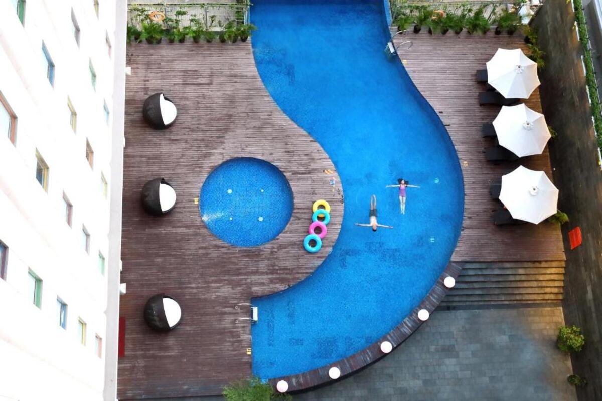Swimming Pool at HARRIS Hotel & Conventions Gubeng