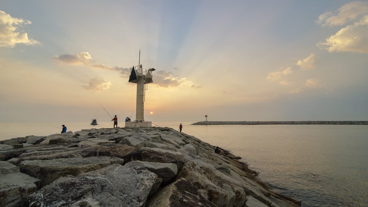 Discover the Hidden Paradise: A Guide to Tok Bali Beach background image