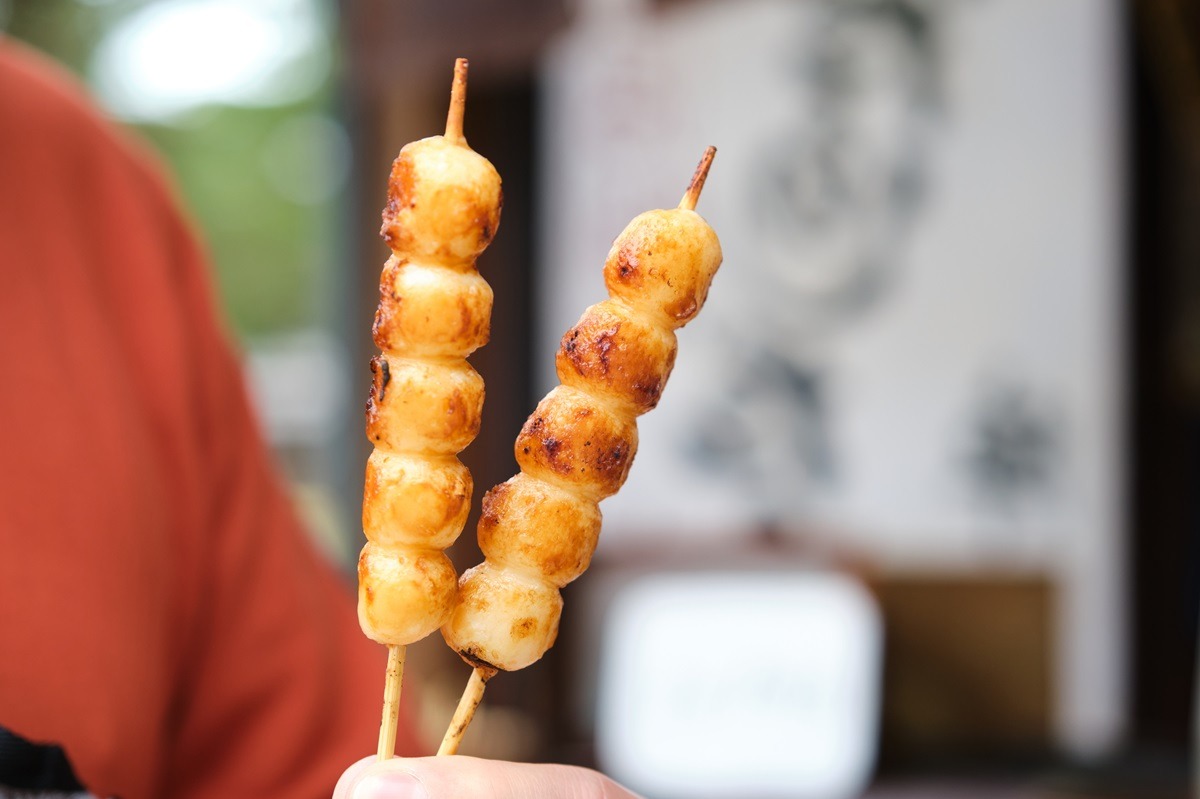 Dango, ein unverzichtbares Dessert in Takayama, Japan