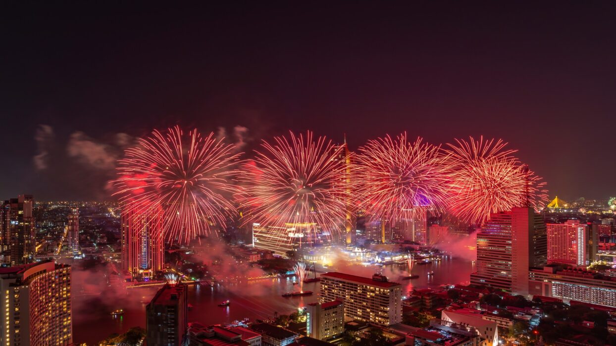 การเฉลิมฉลองปีใหม่ที่ยากจะลืมเลือนในประเทศไทย: คู่มือการเดินทาง background image