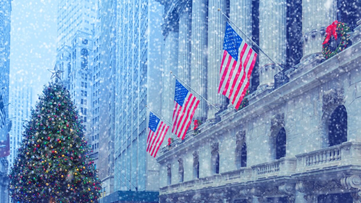 The Ultimate Guide to Celebrating Christmas in the USA background image