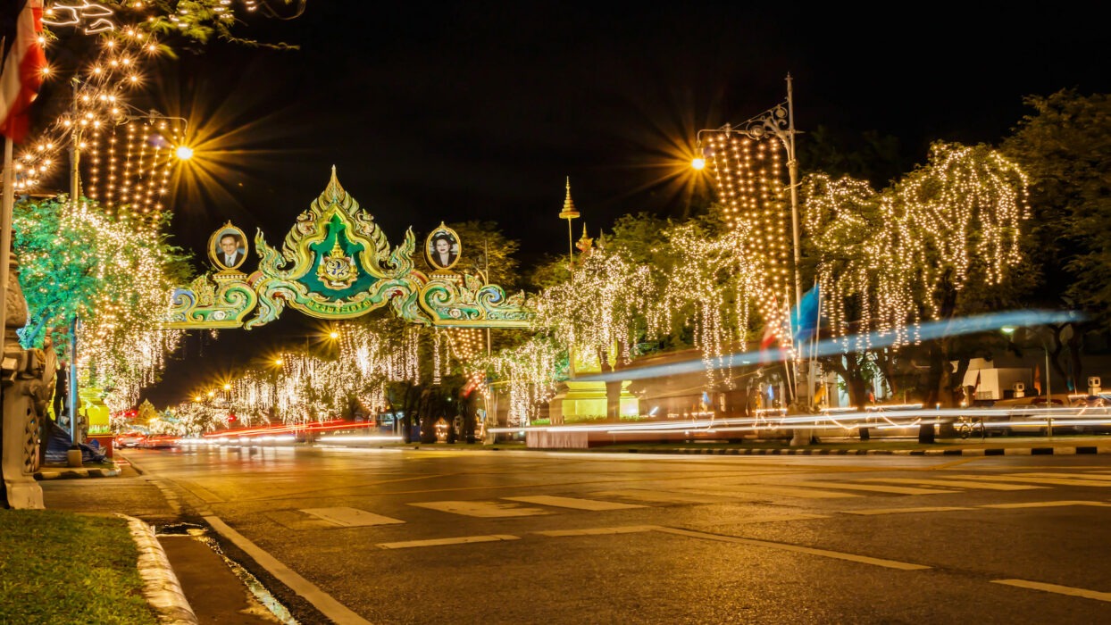 Königliche Ehrerbietung: Feierlichkeiten zum Geburtstag und Nationalfeiertag von König Bhumibol Adulyadej in Thailand background image