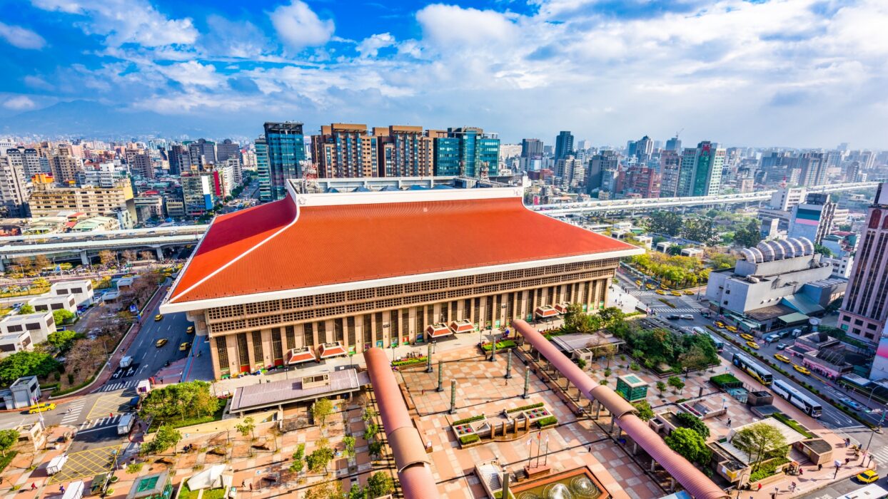 Stay Central: Taipei Station Accommodation Insights background image
