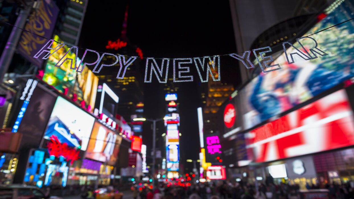 新年的鐘聲:在美國慶祝的旅行者指南 background image