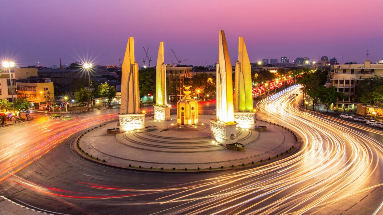Menjelajahi Hari Konstitusi Thailand: Sebuah Perjalanan Melalui Sejarah background image