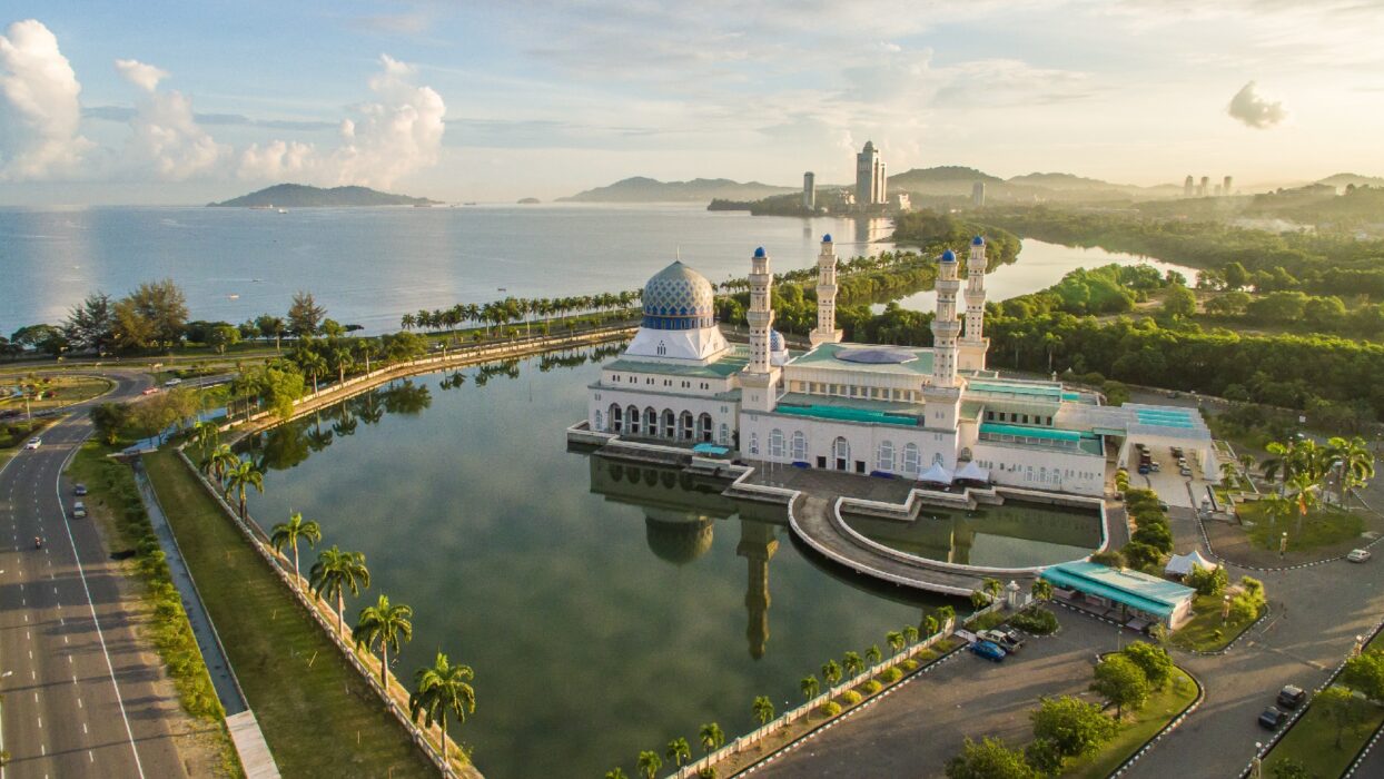 Sleep in Splendor: Top Hotel Choices in Kota Kinabalu background image