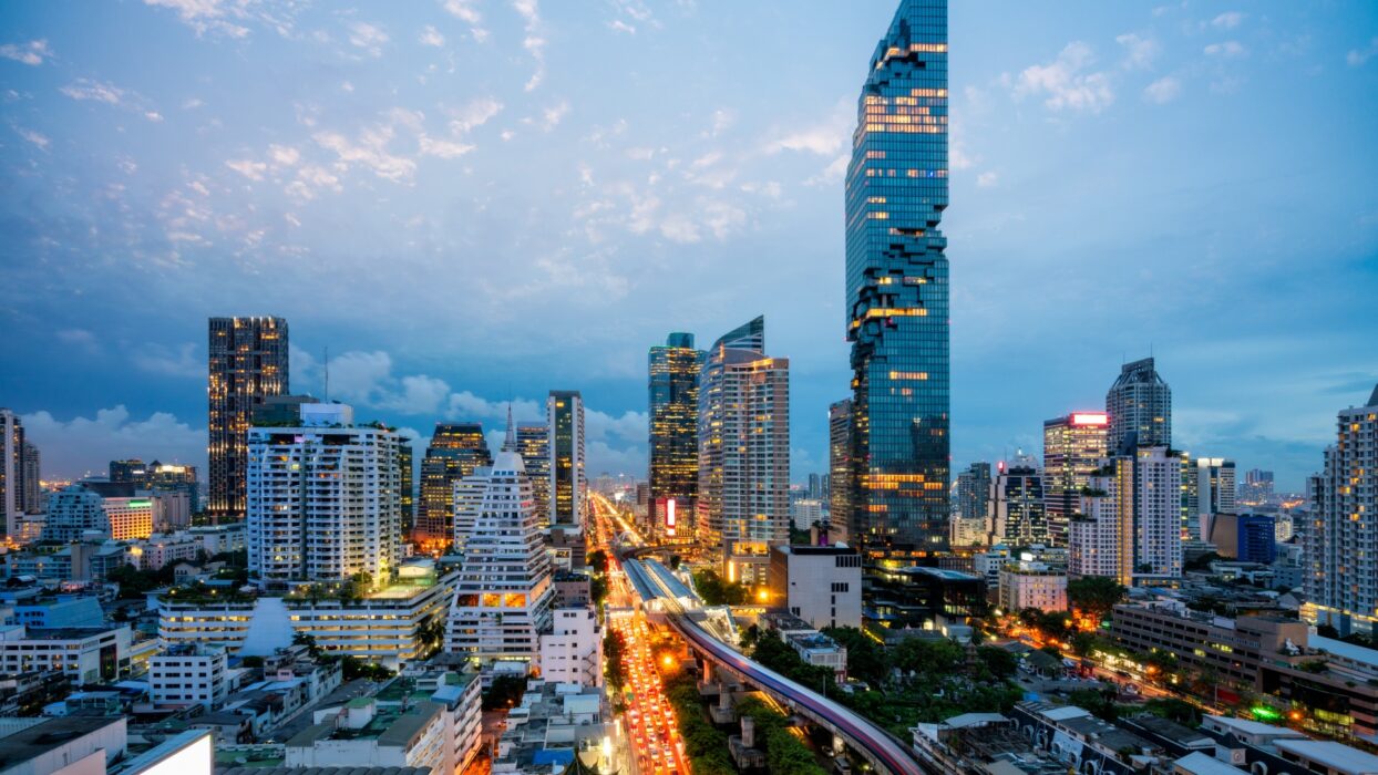 Top Hotels to Book for an Unforgettable Stay in Bangkok background image