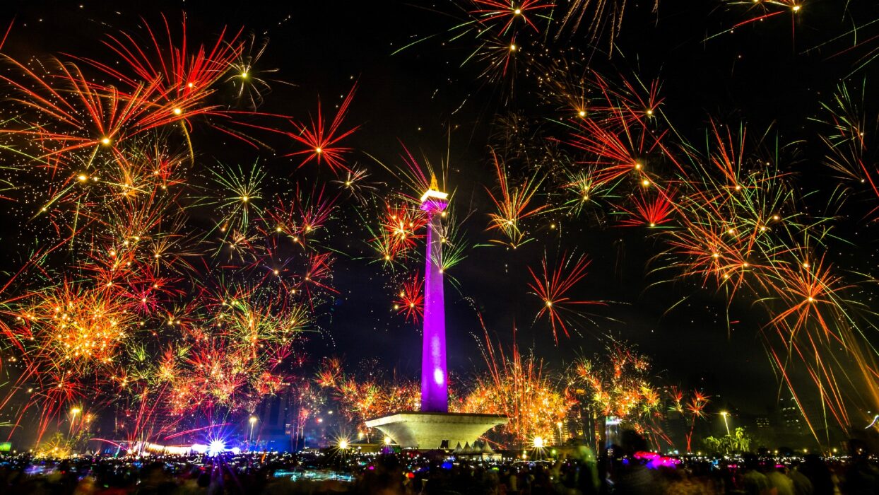 ยินดีต้อนรับปี 2025 ในอินโดนีเซีย: คู่มือนักเดินทางเกี่ยวกับเทศกาลปีใหม่ background image